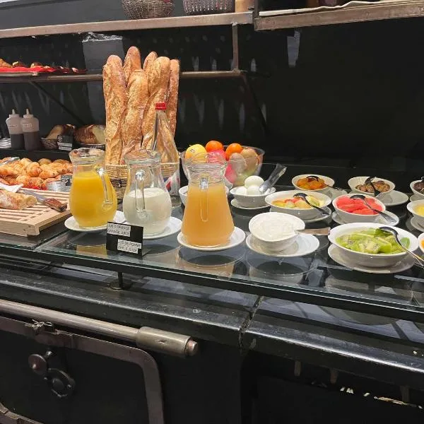 Brit Hotel Du Dauphin L'Aigle, hótel í LʼAigle