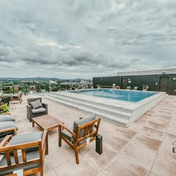 Condo - 305 Piscine BBQ WIFI, Hotel in Québec