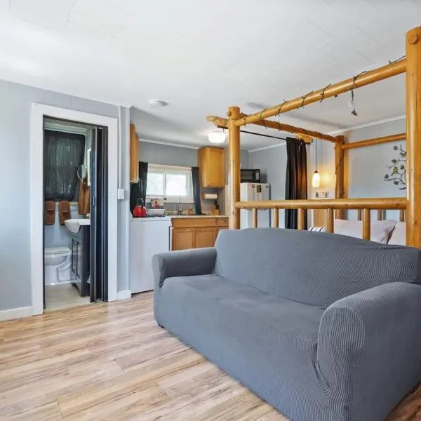 Heart of the White Mountains Cottage w Hot Tub #3，位于Carroll的酒店