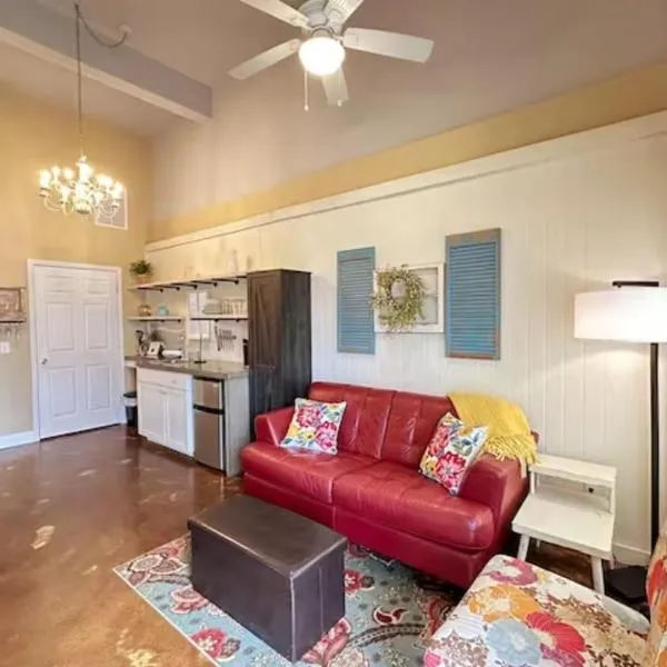 Haven at Hazel~Downtown Bungalow, hotel v destinaci Demorest