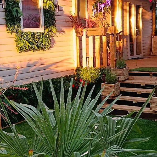 Le Lagon Rose nice bungalow Camping SIBLU le Mar Estang Canet-en-Roussillon, 2 rooms, 2 bathrooms, 2 TV, free WIFI, sheets & towels included, beach at 5 mn walk, hotelli Canet'ssa