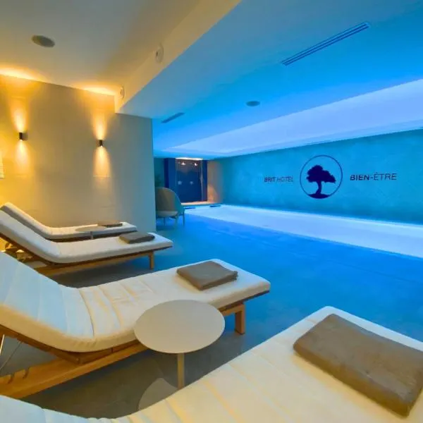 Brit Hotel Piscine & Spa - Fougères, hotel in Lécousse