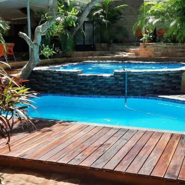 R A GUEST HOUSE PEMBA, hotel v destinaci Pemba