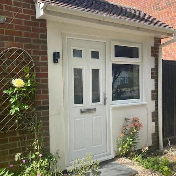 Studio 40 cosy compact space in quiet location in Seaford, Hotel in Seaford