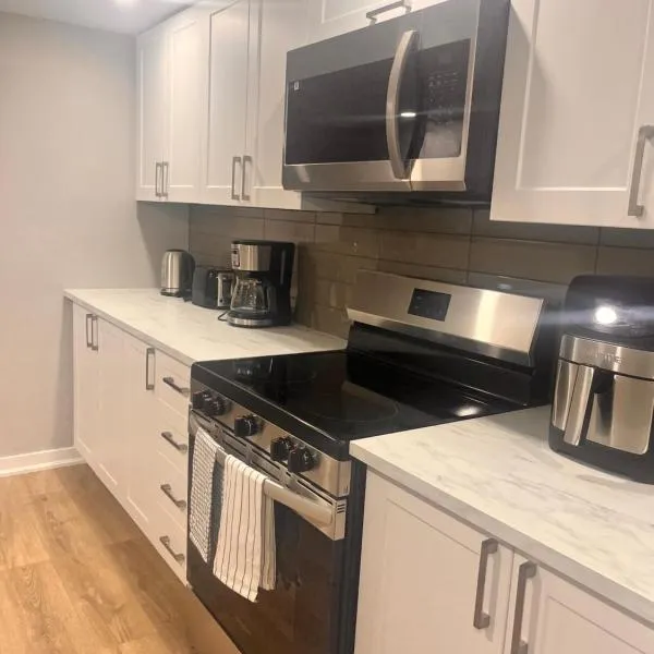 New one bedroom apartment, hotel di Bowmanville