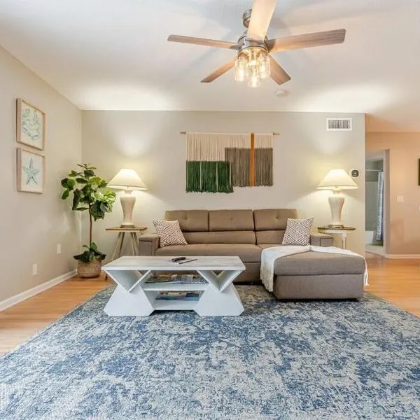 Hidden Gem - pool access, walk to beach, Hotel in Destin