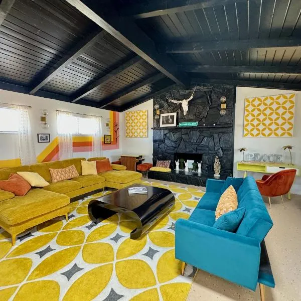 Mid-Century Modern Home w/Pool & Hot Tub, хотел в Юка Вали