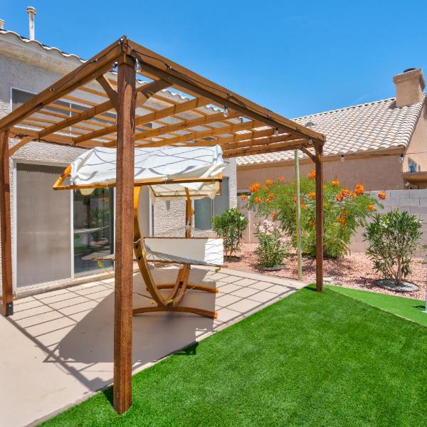 8BR 5BA SuperHero Retreat-King Beds, BBQ, Hammock, Firepit, MiniGolf, WorkSpace, Las Vegas