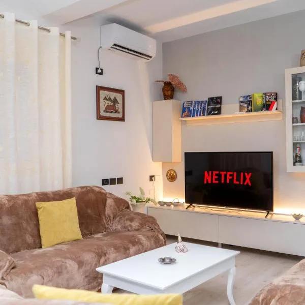 Spacious & Relaxing Home with Free Parking, hotel in Vlorë