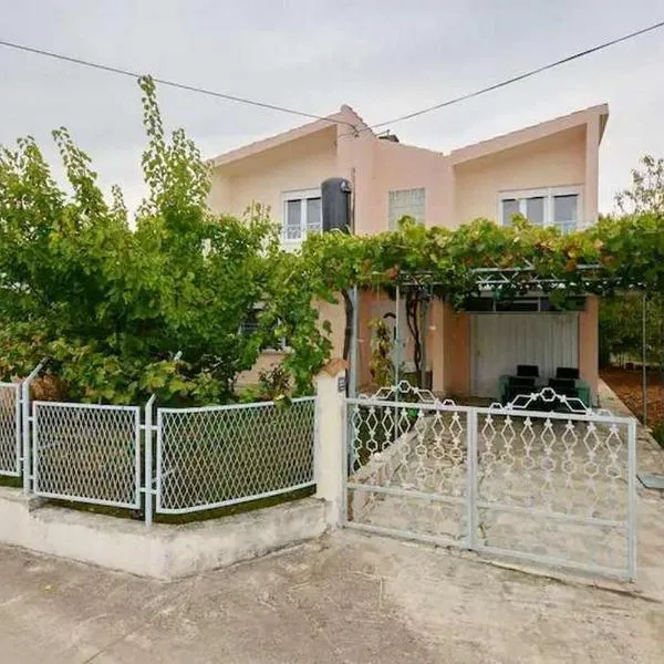 Holiday house with a parking space Kastel Stafilic, Kastela - 23408, khách sạn ở Kaštela