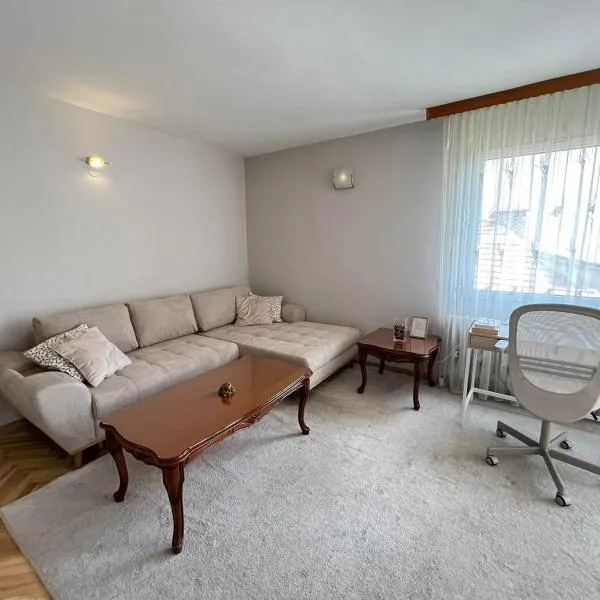 Lugano Couples Quiet Apt w Free Street Parking，位于索非亚的酒店