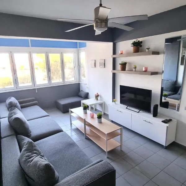 Beachside Comfort - 2Br Apt,5 Min to the Beach, hotel em Lárnaca