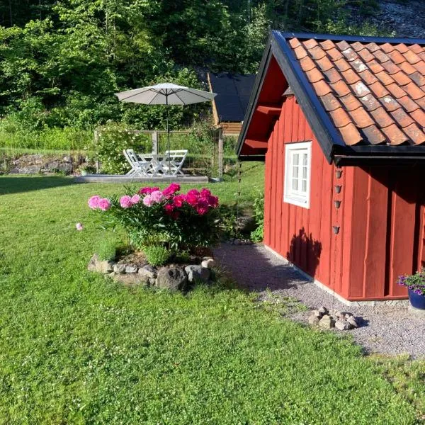 Nyrenoverad liten stuga i Marmorbruket, hôtel à Kolmården