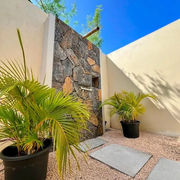 Lakaz Kannell - Coconut Lodge secluded outside shower, infinity pool，位于马勒勒角的酒店