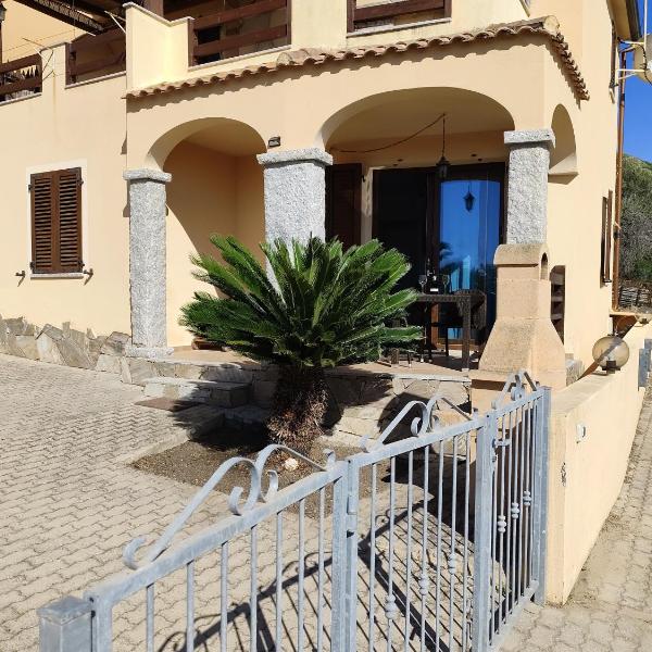 Villetta con portico e giardino privato, affacciata sulla valle e con vista mare parziale