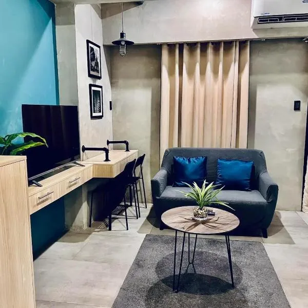 Cozy Spacious Pet Friendly Unit with Netflix Pool Gym, hotel in Manila
