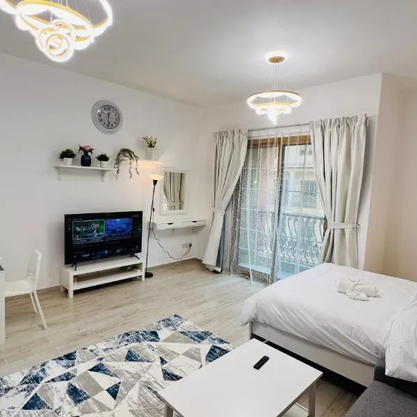 Spacious Furnished studio with balcony Spain cluster International city, hotel in Dubai