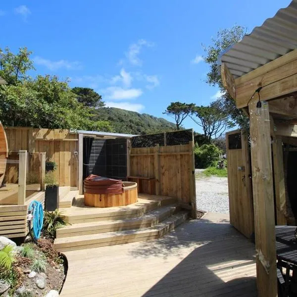 Delightful 1 bedroomed tiny house with sauna, hotel in Punakaiki