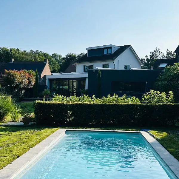 Nice house with swimming pool near Maastricht, hotel v destinaci Bunde