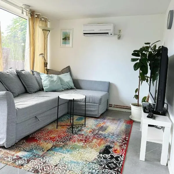 Centralt och havsnära med utsikt mot pool, hotelli Kalmarissa