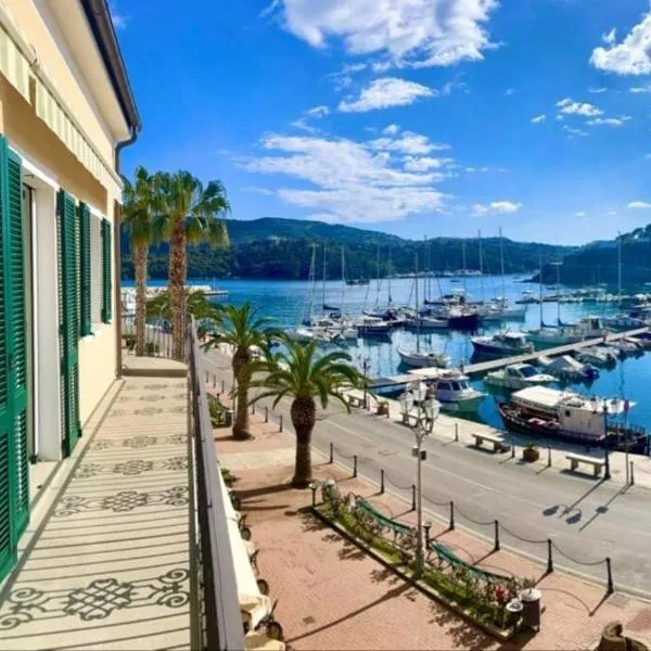 Luxury Seafront Penthouse, hotel v destinaci Porto Azzurro