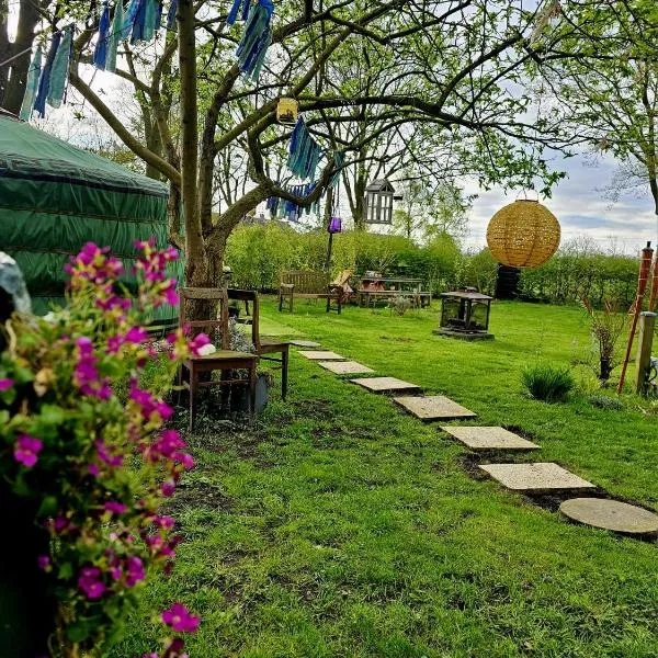 Het binnenerf yurt en keetjes、Nieuwleusenのホテル