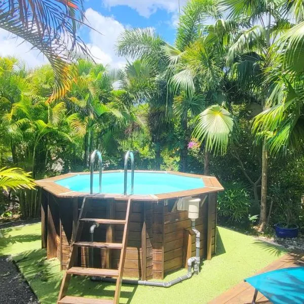 Joli gîte au calme dans un écrin de verdure, hotel in Sainte-Anne