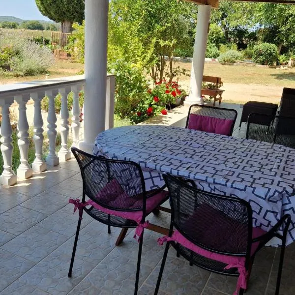 Charming cozy holliday house 2+2, hotel in Valtura