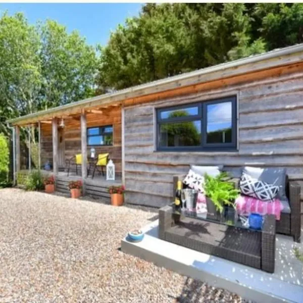 The Cabin at Bragdy, hotel in Pwllheli