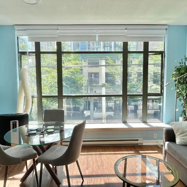 Downtown 1BR Condo at Granville Strip near English Bay, hotel in Vancouver