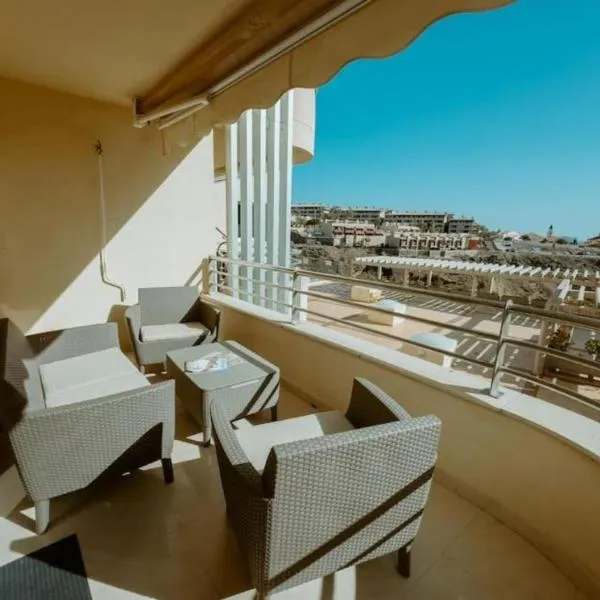 Seaview 2 Bedroom Condo Play Paraiso pool & Wifi in Costa Adeje, ξενοδοχείο σε Adeje