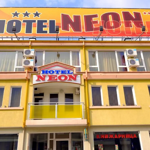 Neon Guest Rooms, hôtel à Choumen