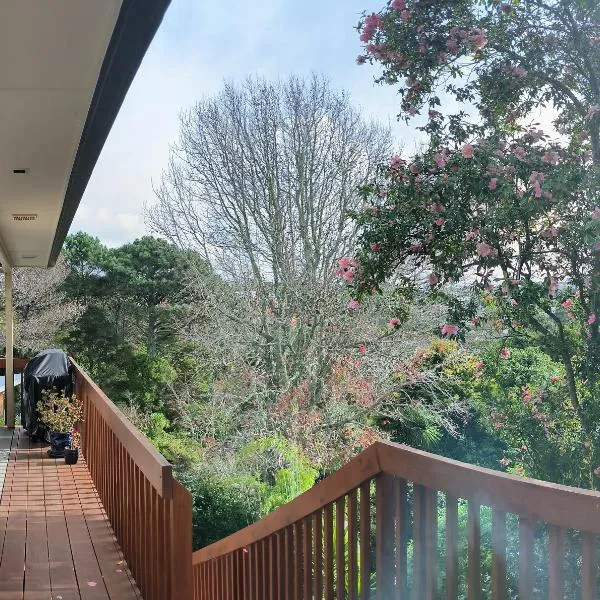 Birdsong hideaway two-bedroom suite in Browns Bay, hotel in Auckland