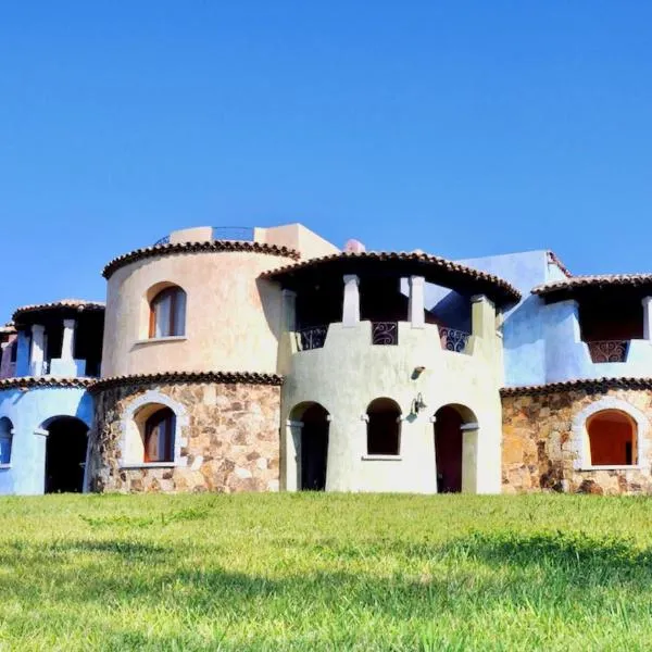 Residence with private beach in Marinella, hotel in Marinella