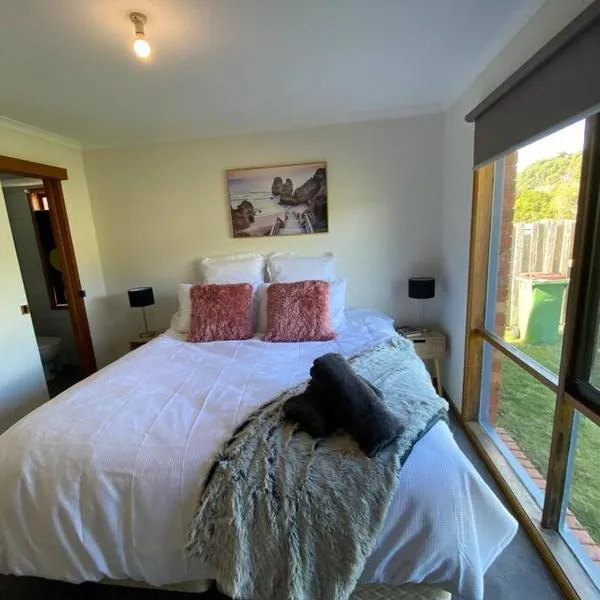 4 bedroom 2 bath renovated with spa king bed and free arcade games sleeps 10, hotel a Portland