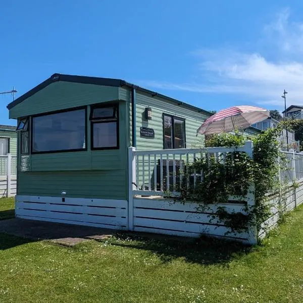 LOVELY BRIGHT MODERN CARAVAN SWANAGE on PEACEFUL AND TRANQUIL HOLIDAY PARK, hotel v destinaci Swanage