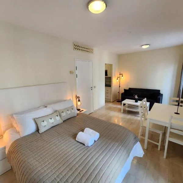 NEW with AC Central Suites with Pool access and Squash Courts! Sleeps Family or 4 guests, hotel v destinaci Gibraltar
