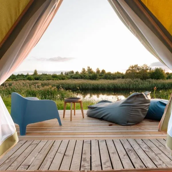 Glamping Pop-Up Hotel - Fishing Village riverside holiday center, khách sạn ở Pärnu
