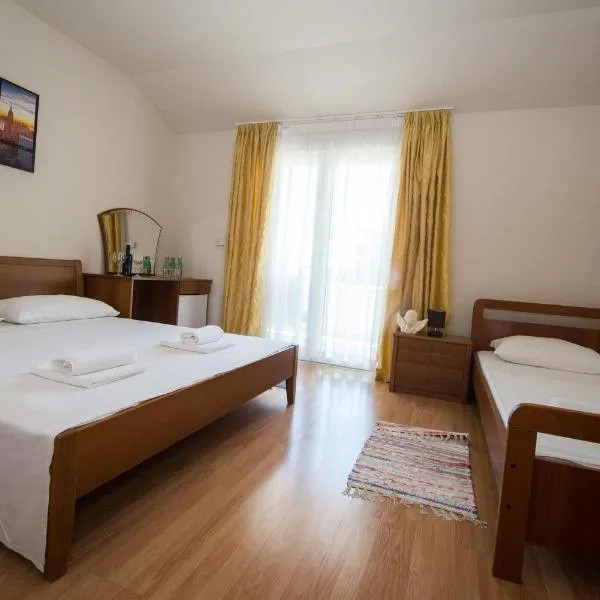 airport rooms Manufaktura, khách sạn ở Kaštela