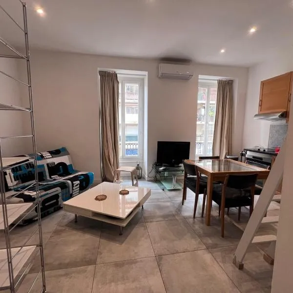 Heart of Nice Harboor cosy and central, hotel a Nizza