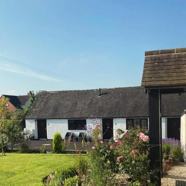 Little Park Holiday Homes Self Catering Cottages 1 & 2 bedrooms available close to Tutbury Castle, hotel in Tutbury