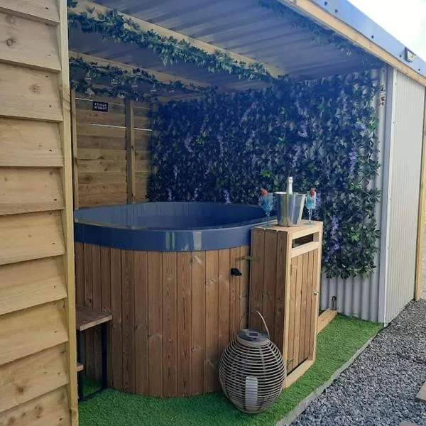 Anglesey new modern shepherds hut with spa hot tub, ξενοδοχείο σε Gwalchmai