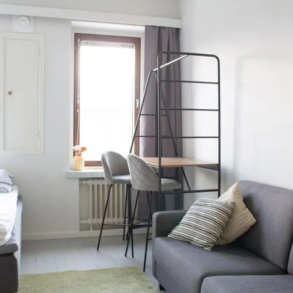 Top floor studio-apartment in Kruununhaka, hotel v Helsinkách