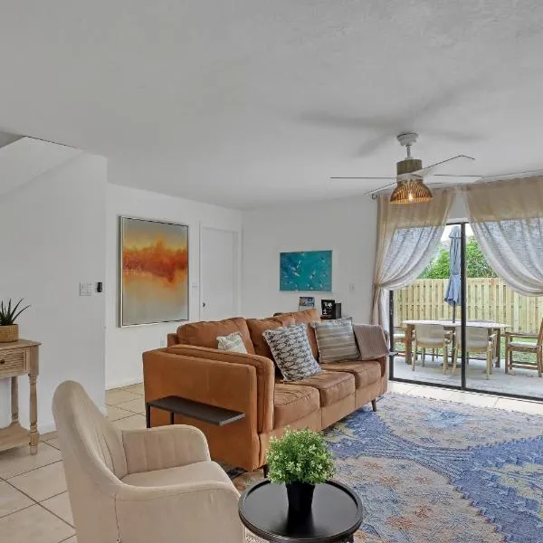 Spacious Townhome 5 Mins Walk to Beach, hotel din Cocoa Beach