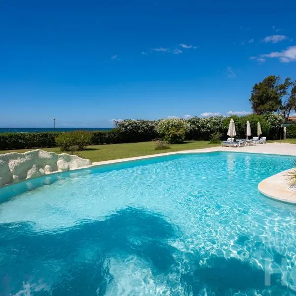 Beachfront Elviria II,Sea views, lovely terrace and pool, hotel v destinaci Marbella