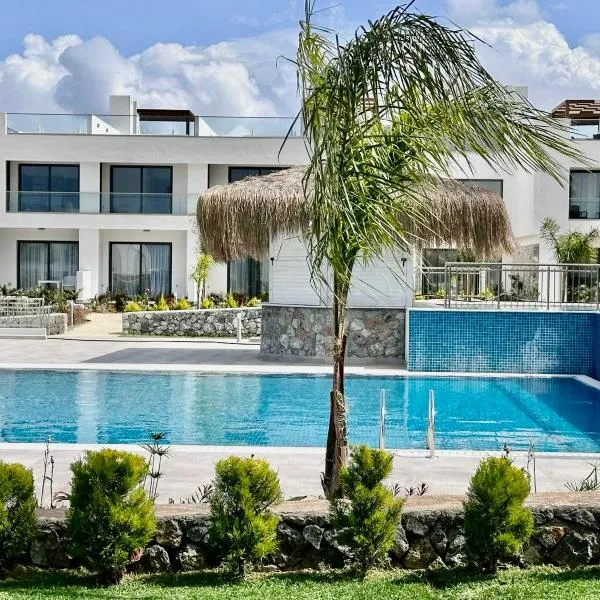 Sea And Mountain Views Penthouse Studio With Access To SPA Facilities, hotel in Bahçeli