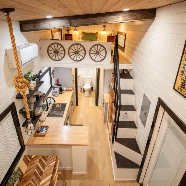 Unique Tiny Home Minutes from Downtown，位于埃伦斯堡的酒店