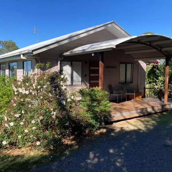 White Cedar Cottage，位于Booroobin的酒店