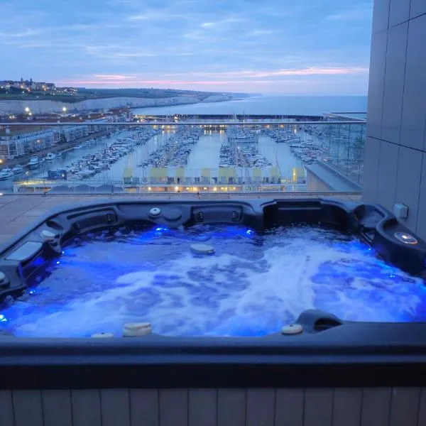 Unique Sea View Penthouse with Hot Tub，位于布莱顿霍夫的酒店