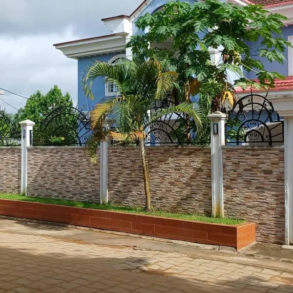 Duplex meublé 5 chambres, piscine, ménagère, voiture à louer Douala Yassa - Tigson, hotell i Douala